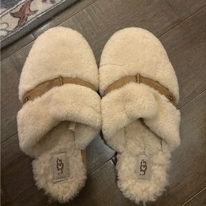 UGG Australia women’s Dalla Sheepskin slippers Sz. 9